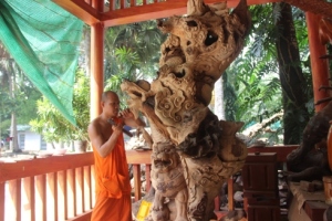 Đại đức Lý Thảo - nghệ nhân điêu khắc gỗ chùa Mahatup