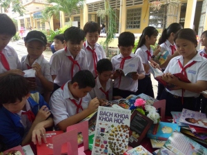 Các em học sinh đọc sách trưng bày